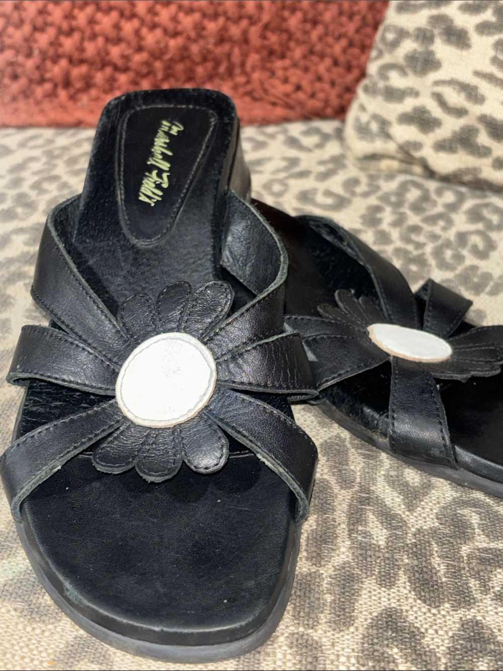 Vintage Y2K Marshall Fields sandals comfy slip on leather strappy flower detail